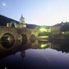 El Puente de los Peregrinos, uno de los emblemas de la villa, se refleja en las aguas del río que atraviesa Molina.