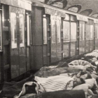 Imagen de varias milicianas durmiendo en los pasillos del metro de Madrid. DL