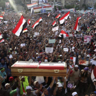 Simpatizantes de Mursi portan un féretro simbólico en una de las protestas de ayer.