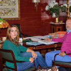 Rocío Álvarez y Norberto Rodriguez, en el despacho de la abogada para firmar un contrato tras año y medio de matrimonio. DL