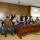 Los miembros de la murga, con la concejala Carmen de la Torre, durante la presentación de su disco