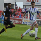 Berrocal conduce un balón en el penúltimo partido fuera de casa ante la SD Huesca.