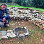 El arqueológo Rodrigo Garnelo, en el castro de Orellán.