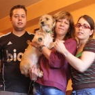 La viuda de Luis Canabal sostiene a su perra Tais, entre su hijo Luis Manuel y la esposa de éste.