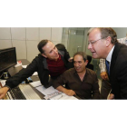 El alcalde visitó ayer el Puesto de Mando de León, desde donde se controlan una media de 250 trenes diarios.