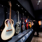 La exhibición reúne al menos 130 instrumentos de los rockeros más influyentes de las últimas ocho décadas.