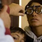 Un oftalmólogo enviado por Ojos del Mundo gradúa la vista a una mujer en Bolivia.