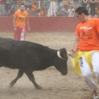 Los mozos intentaron engañar a la vaquilla tanto con amagos como con disfraces.