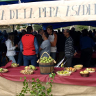 Una carpa acogió a los visitantes que se dieron cita en el día de la pera asadera.