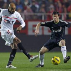 Xabi Alonso trata de repeler el disparo de Kanouté.