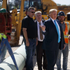 El presidente de los Estados Unidos, Donald Trump, en una visita a oleoductos.