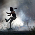 Un palestino se enfrenta a los soldados en Ramala. ALAA BADARNEH