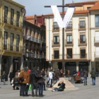 Un grupo de turistas se fotografía en la plaza Mayor de Astorga en la mañana del Viernes Santo