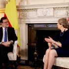 El presidente del Gobierno, Mariano Rajoy, durante la entrevista que mantuvo hoy con la primera ministra británica, Theresa May, en su residencia de Londres en la visita que hizo las polémicas afirmaciones.