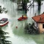 Una zodiac rescata a unos vecinos cercados por el agua en Pordenone