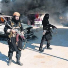 Dos miembros del ISIL, el pasado mes de enero, frente a un coche policial en llamas en Irak.