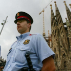Una pareja de los Mossos, frente a la Sagrada Família, en una imagen de archivo.