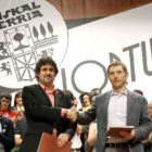 El líder de EA, estrecha la mano al representante de la ilegalizada Batasuna Rufi Etxebarría.