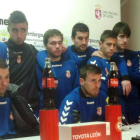 El capitán de la Cultural Santi Santos, en el centro sentado, lee el comunicado acompañado del resto de la plantilla del equipo leonés.