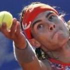 Rafa Nadal durante uno de sus saques en el partido de ayer