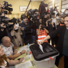 La alcaldesa de Barcelona, Ada Colau, votó en un centro cívico. MARTA PÉREZ