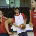 Los jugadores de Baloncesto León, durante un entrenamiento, en el Palacio de Deportes.