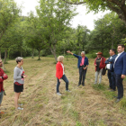 Vecinos de Compludo y colaboradores, junto a Artemio Martínez e Iván Alonso, en el Prao de la Iglesia. L. DE LA MATA