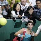 Garbiñe Muguruza y Carla Suárez celebrando su victoria junto a los aficionados presentes en Singapur