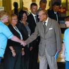 Una imagen de archivo del príncipe Felipe de Edimburgo saliendo del hospital.