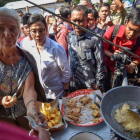 Christine Lagarde, en un mercado callejero de Lombok (Indonesia).
