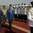 Omer Al-Bashir da la bienvenida al presidente egipcio, Hosni Mubarak, en una visita reciente