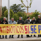 Trabajadores de Antibióticos protagonizaron ayer una protesta testimonial en el acto electoral del PP.