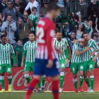 Los jugadores del Betis celebran el gol de Canales al fondo con Morata en primer plano.