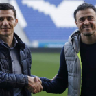 Constantin Galca y Luis Enrique posan juntos para los medios en el estadio de Cornellà-El Prat.
