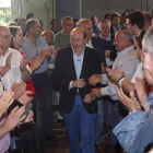 Alfredo Pérez Rubalcaba saluda a los militantes en Santiago de Compostela.