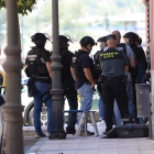 Imagen de los gaurdias civiles el jueves apostados junto al domicilio donde se parapetó el presunto homicida. NACHO GALLEGO