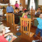 Imagen de la estancia de los niños del campamento en el salón de plenos.