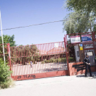 Tres efectivos de la Policía Local a las puertas del IES Ciudad de Jaén.