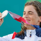 Maialen Chourraut celebra en el podio tras recibir la medalla de plata en kayak femenino en piragüismo en slalon. ENRIC FONTCUBERTA