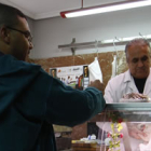 Amjid Shah atiende a un cliente en su carnicería «halal».