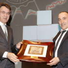 Juan Martínez Majo entregó el premio a José Gordón, de El Capricho. JUAN LOSTAU