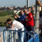 Familiares de los tres jóvenes fallecidos lloran en el lugar del accidente