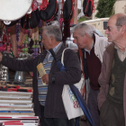 Tres vecinos, de compras por la feria de Cea.