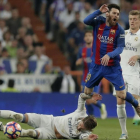 Sergio Ramos, en el suelo delante de Messi, en el último clásico de la Liga, en abril pasado.