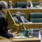 López, con Eguiguren detrás, escuchando ayer a Egibar en el Parlamento vasco.