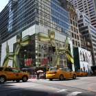 La escultura ‘Ballon Dog’, de Jeff Koons, proyectada en la fachada de una de las tiendas neoyorquinas de la cadena H&M.