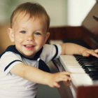 Un niño de tres años tocando el piano. DL