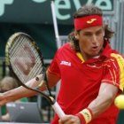 Feliciano López devuelve una bola en el partido que perdió ante Levy.