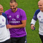 Zidane bromea junto a Zidane y a David Bettoni, uno de sus ayudantes, en el último entrenamiento del Madrid en Montreal.