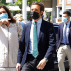 Casado y la secretaria del PP-A, Loles López, a su llegada a la jornada de Córdoba. SALAS
